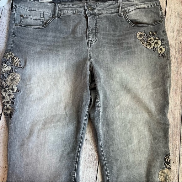 TORRID Ankle Skinny Embroidered Jeans 26R - Picture 7 of 8